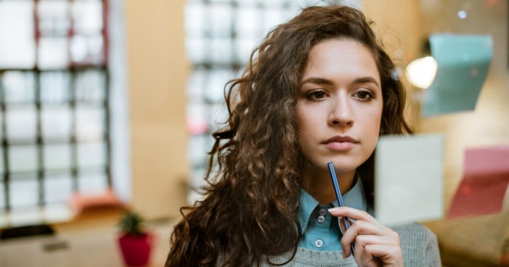 Woman making a plan to accomplish goals for her workweek